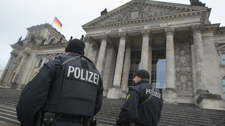 óriási a rendőri készültség berlinben, támadásoktól tartanak