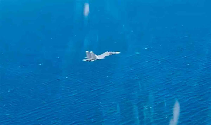 video mostra caccia su-30sm tentando di distruggere droni navali nel mar nero