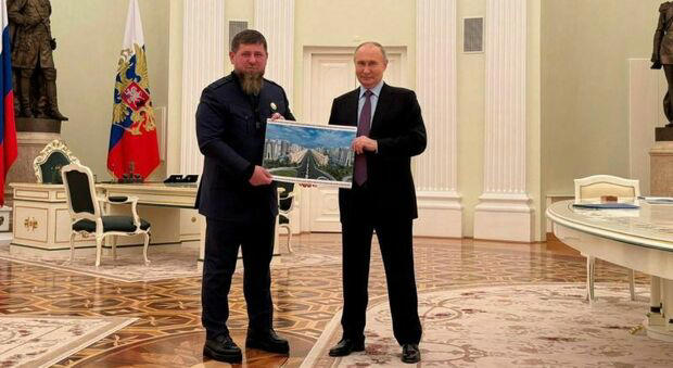 putin incontra kadyrov, il capo della repubblica cecena vuole inviare nuovi combattenti nella guerra contro l'ucraina