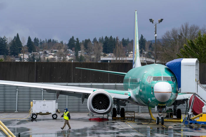 boeing says cash flow is worse than it thought
