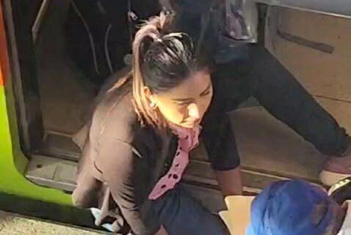 mujer queda atorada entre vagón y andén en línea 12 del metro