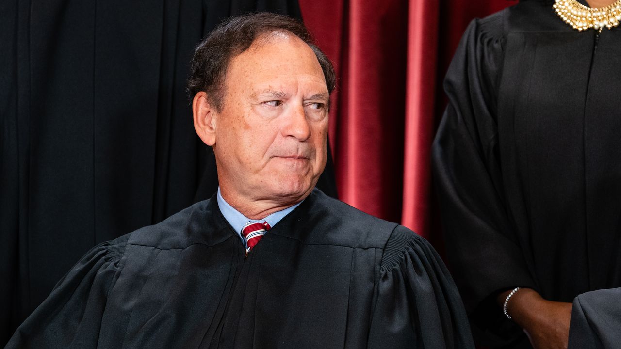 Alito Faces Growing Flak From Democrats Over 2nd Flag Controversy