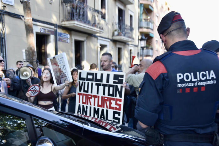 más de 100 vecinos del park güell de barcelona protestan contra el desfile de louis vuitton