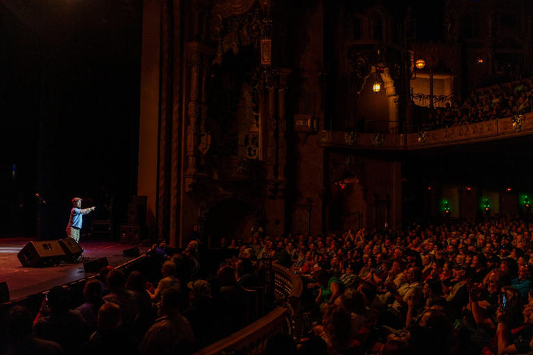 Famous comedian performs stand up in packed Illinois auditorium