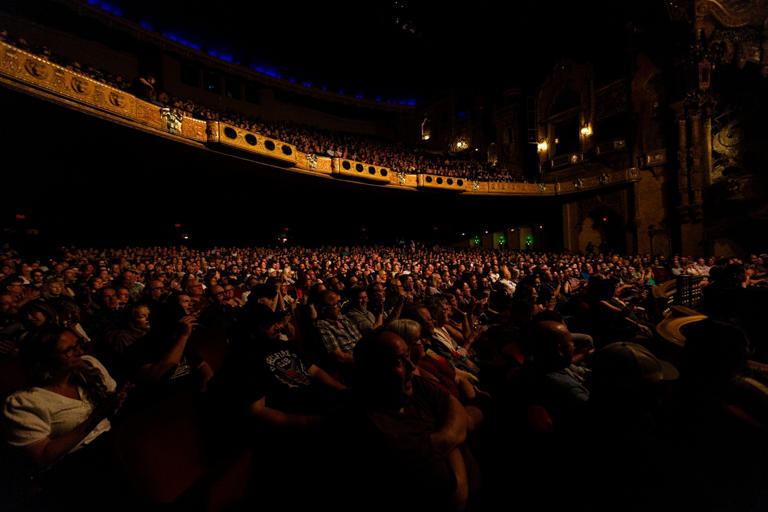 Famous comedian performs stand up in packed Illinois auditorium