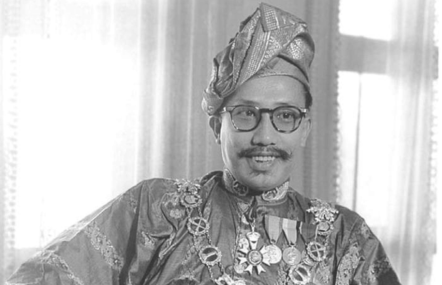 <p>Despite the Great Depression and World War II, which stalled the growth of the oil industry, the sultanate became steadily richer during the 1930s and 1940s from exports of "black gold", reaping bumper royalties.</p>  <p>The 28th Sultan, Omar Ali Saifuddien III (pictured), implemented a series of National Development Plans during the 1950s and 1960s. The reforms updated infrastructure, created an advanced education system, and massively improved public health. </p>