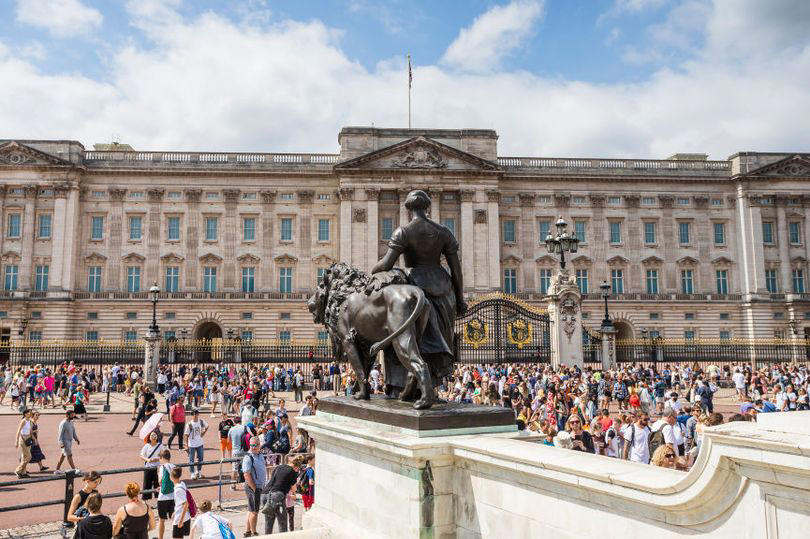 tripadvisor tourists leave scathing reviews of buckingham palace and threaten to complain to the king