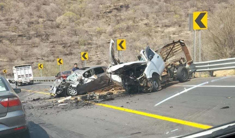 En Michoacán Colisión Entre Dos Autos Deja Dos Muertos En La Autopista