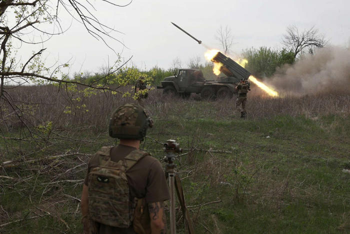l'annuncio di kiev: colpite strutture militari in tre regioni russe | putin rimuove quattro viceministri della difesa