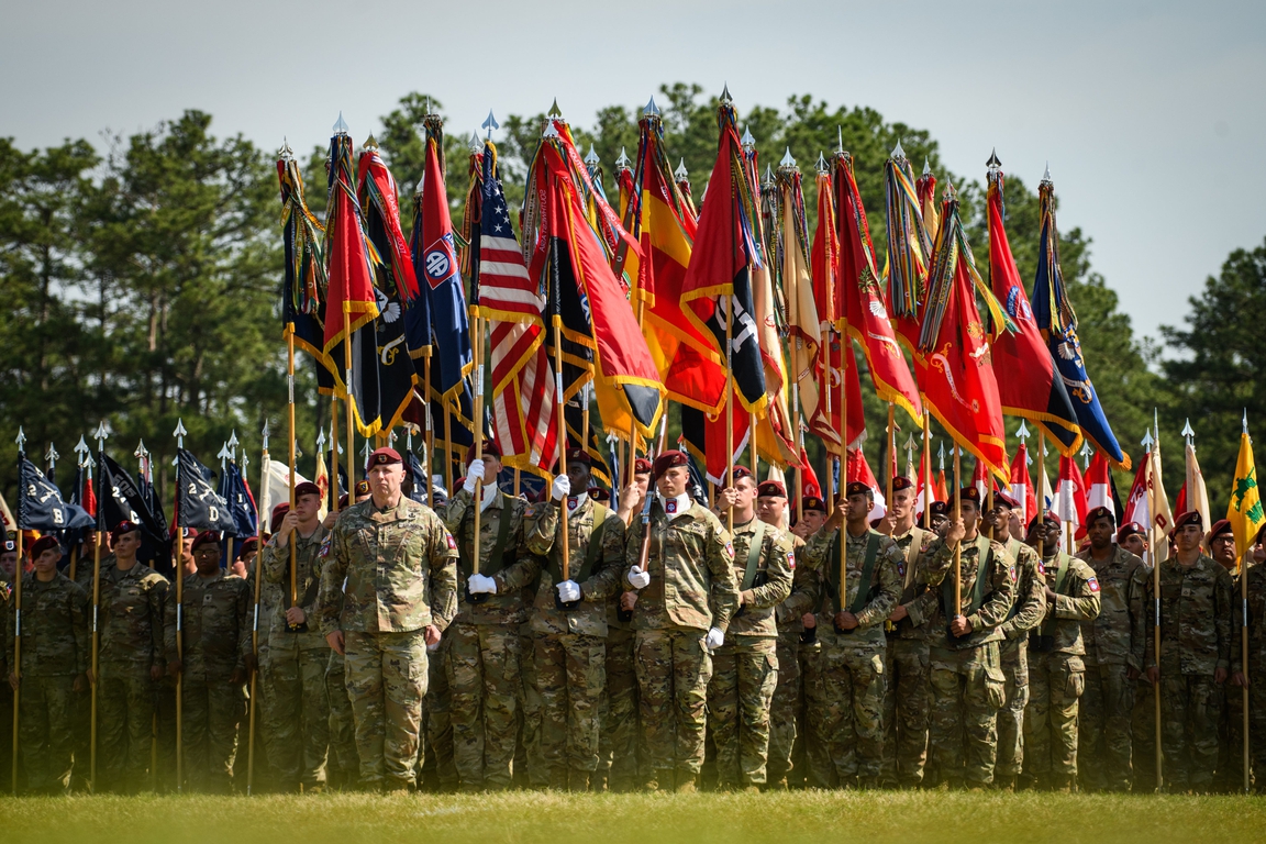 Impressive display: Army's 82nd Airborne Division submits for review at ...