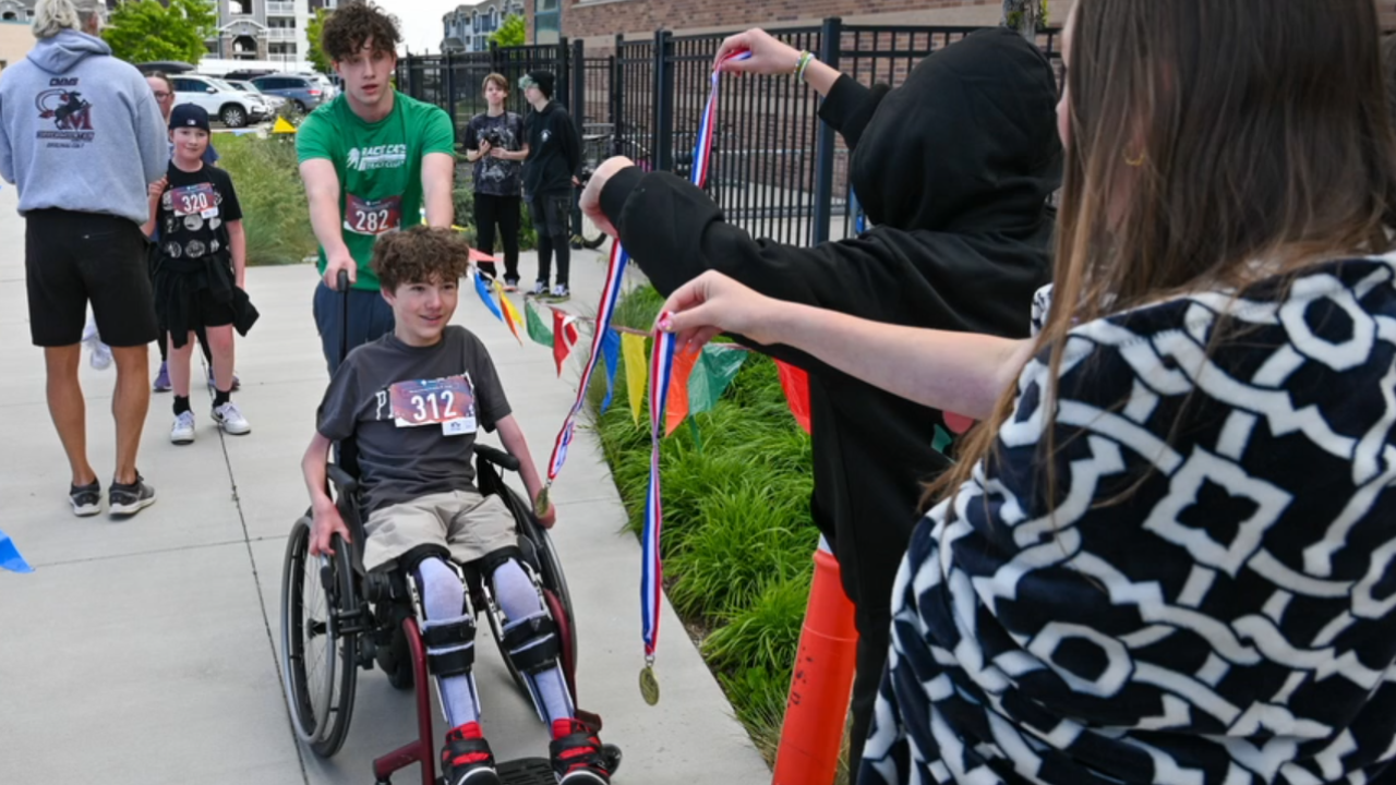 Annual middle school race in Herriman provides heartwarming moment for two students