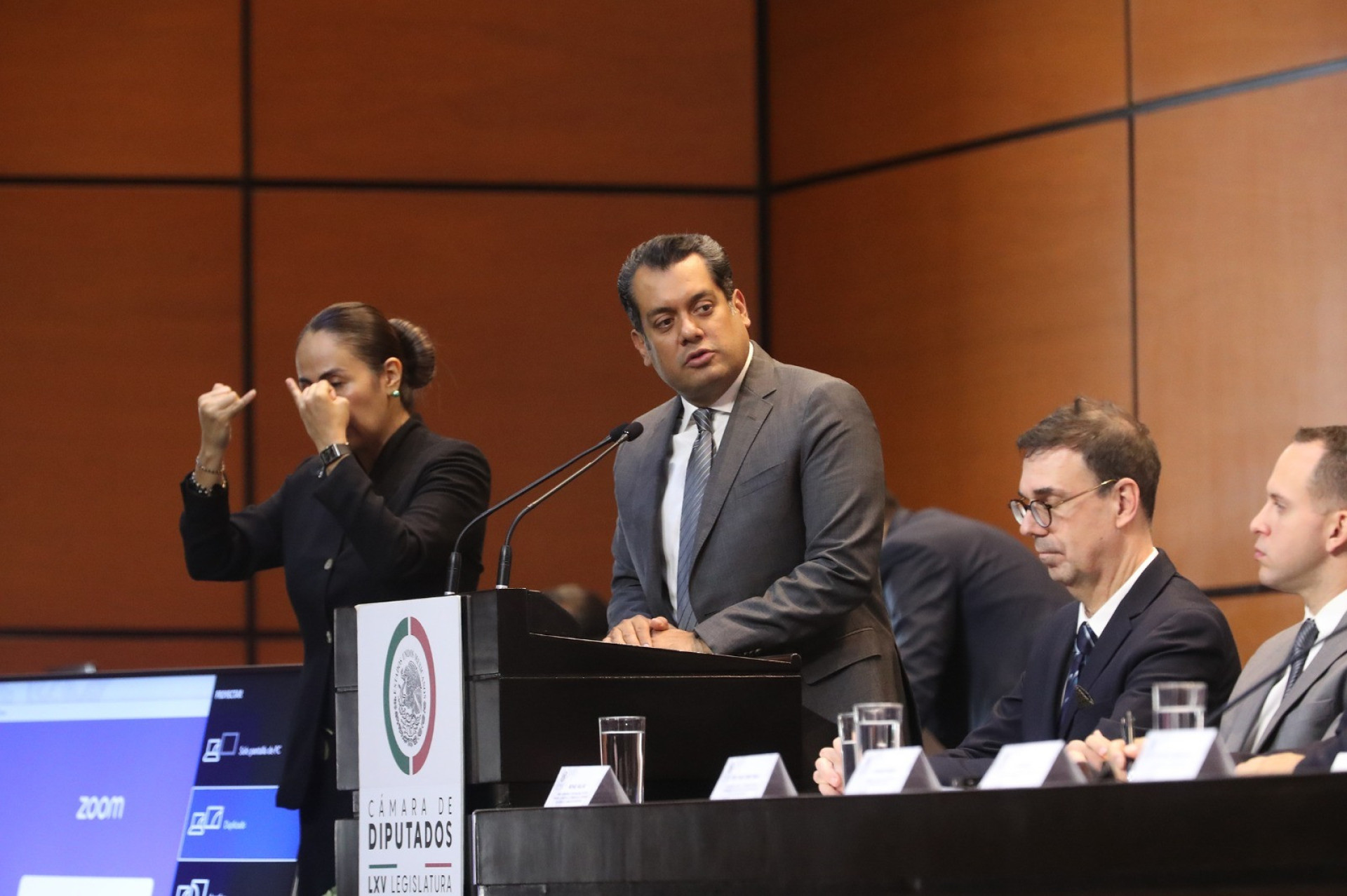 Een congreslid laat de deur open