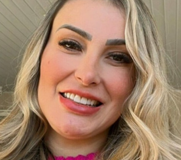 Andressa Urach anuncia fim de namoro com ator de filme adulto