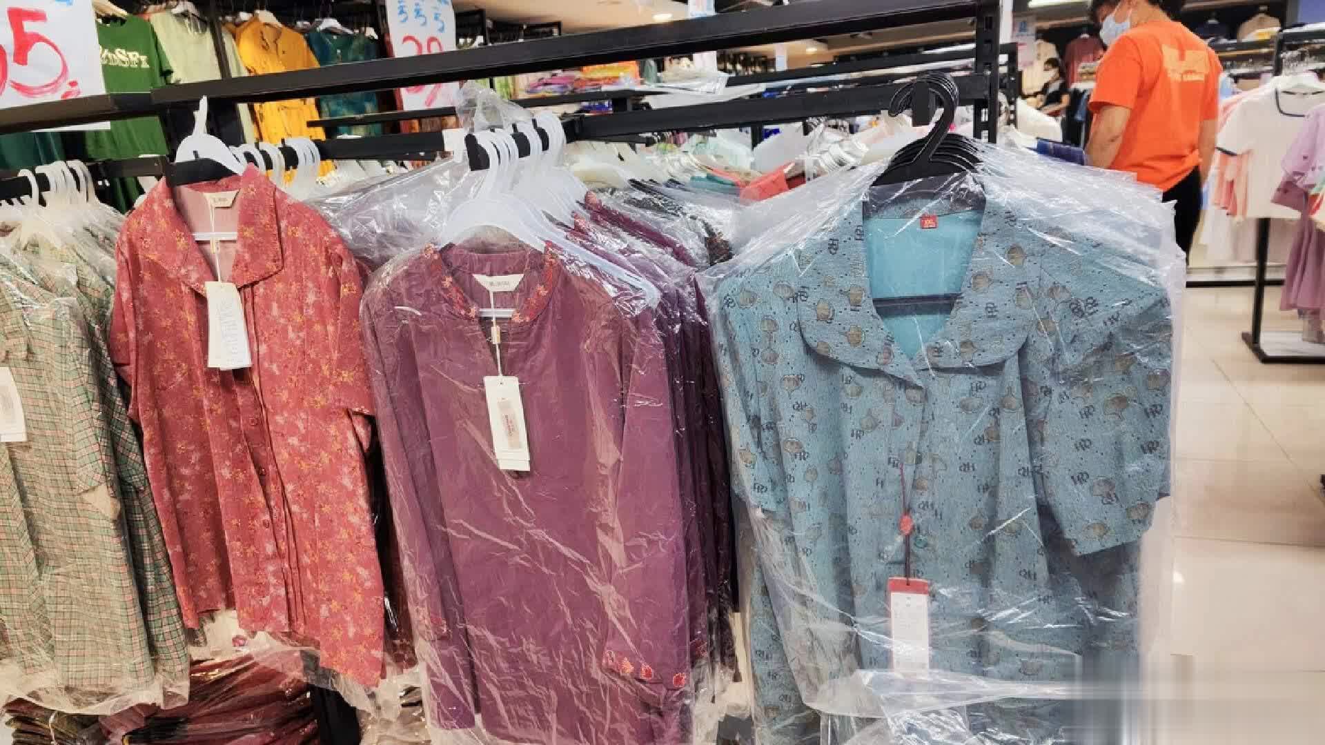 夏天不建议中年女人买的5类衣服，不实穿还不好搭，看你有没有？