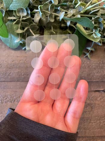 reviewer holding the slim