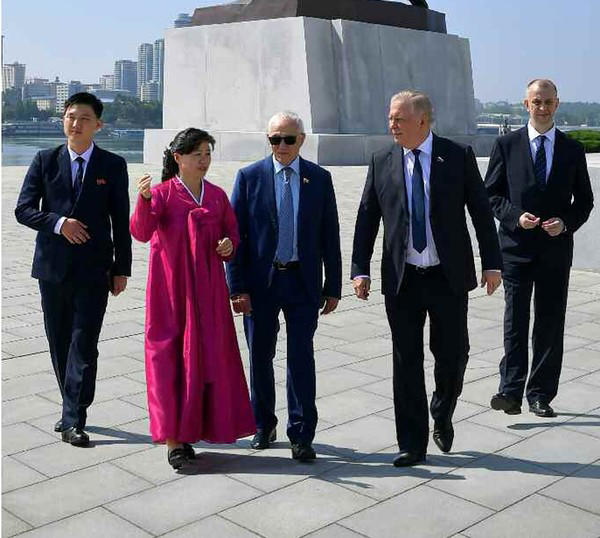 Grigoriy Rapota, the head of the Russian Federation Council delegation , and the members of the delegation are touring downtown Pyongyang. [Photo- Rodong Sinmun compilation]