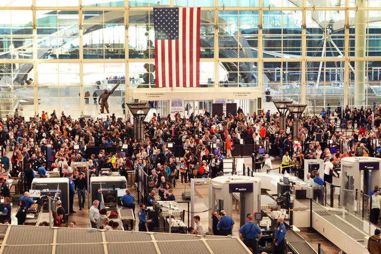 Thanksgiving Travel Surge Helps Airlines. Here’s the Latest on Delays