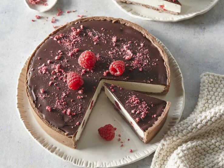 Käsekuchen mit Schokolade und Himbeeren: Klassiker abgewandelt