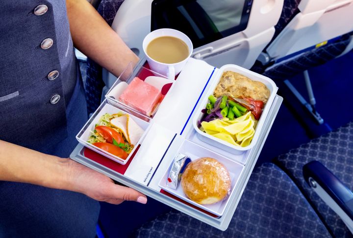 6 Foods And Drinks Airline Employees Avoid On Planes