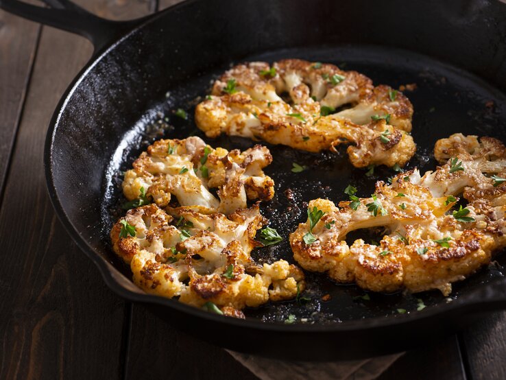 Blumenkohl-Steaks: Außen knusprig, innen zart: Low Carb in genial