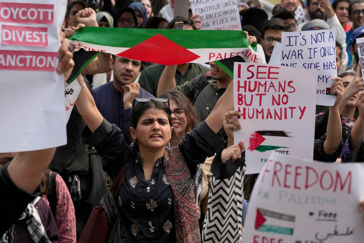 pakistani police prevent pro-palestinian protesters from moving toward us embassy in islamabad