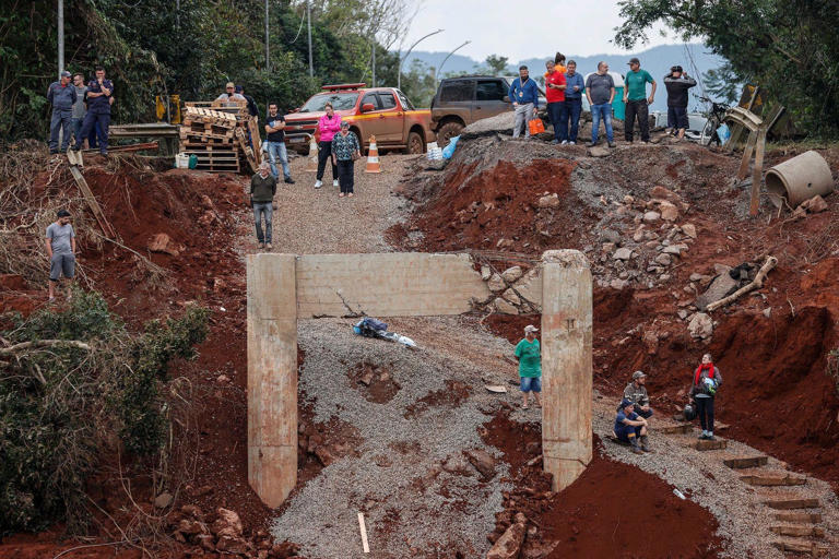 A ponte que liga Lajeado e Arroio do Meio foi destruída pelas chuvas