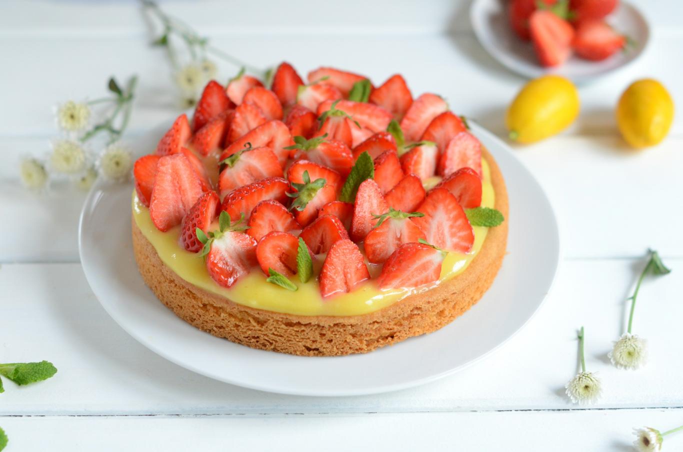 “la pâte est divine !” : testez cette recette de tarte au citron et aux fraises notée 4,7/5 par les lecteurs de 750g