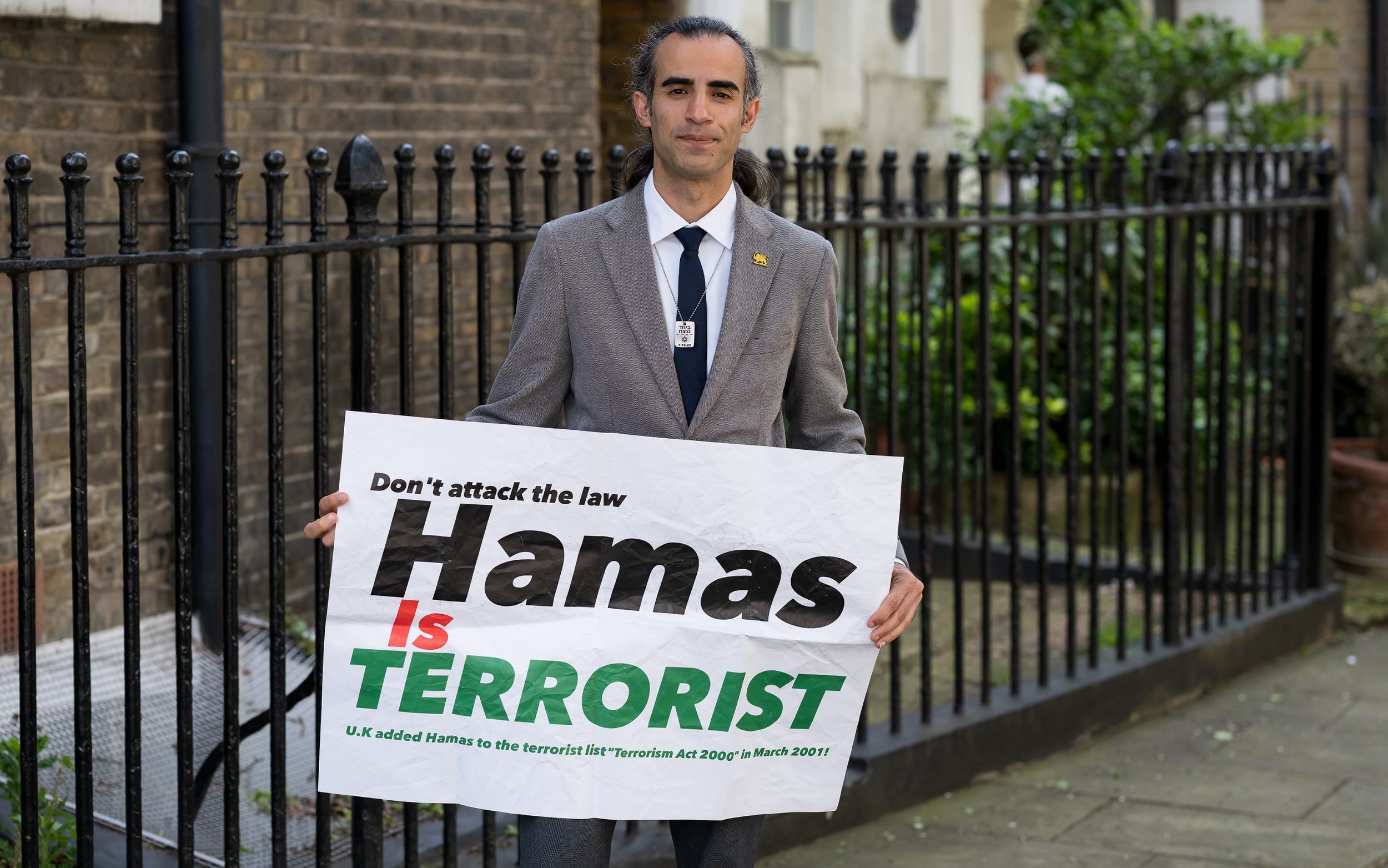 anti-hamas activist arrested after waving banana during london protest
