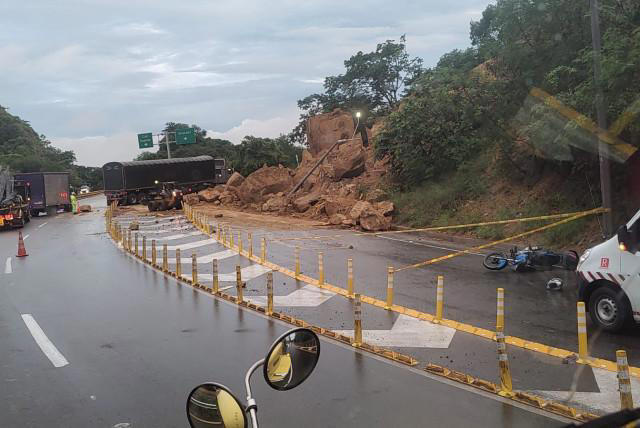 Derrumbe En La Vía Bogotá Girardot Deja Un Motociclista Herido Y El Cierre De La Vía 6445