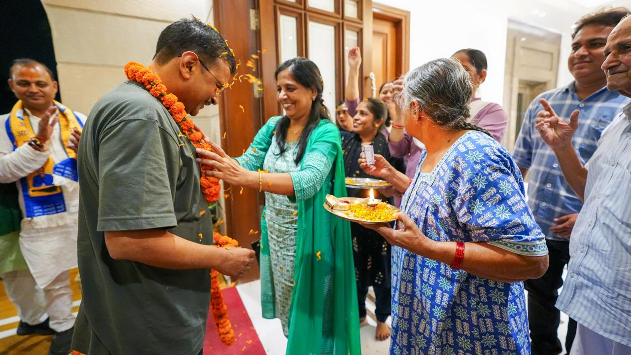 in pics: released from tihar jail, arvind kejriwal seeks blessings from parents, wife sunita by side