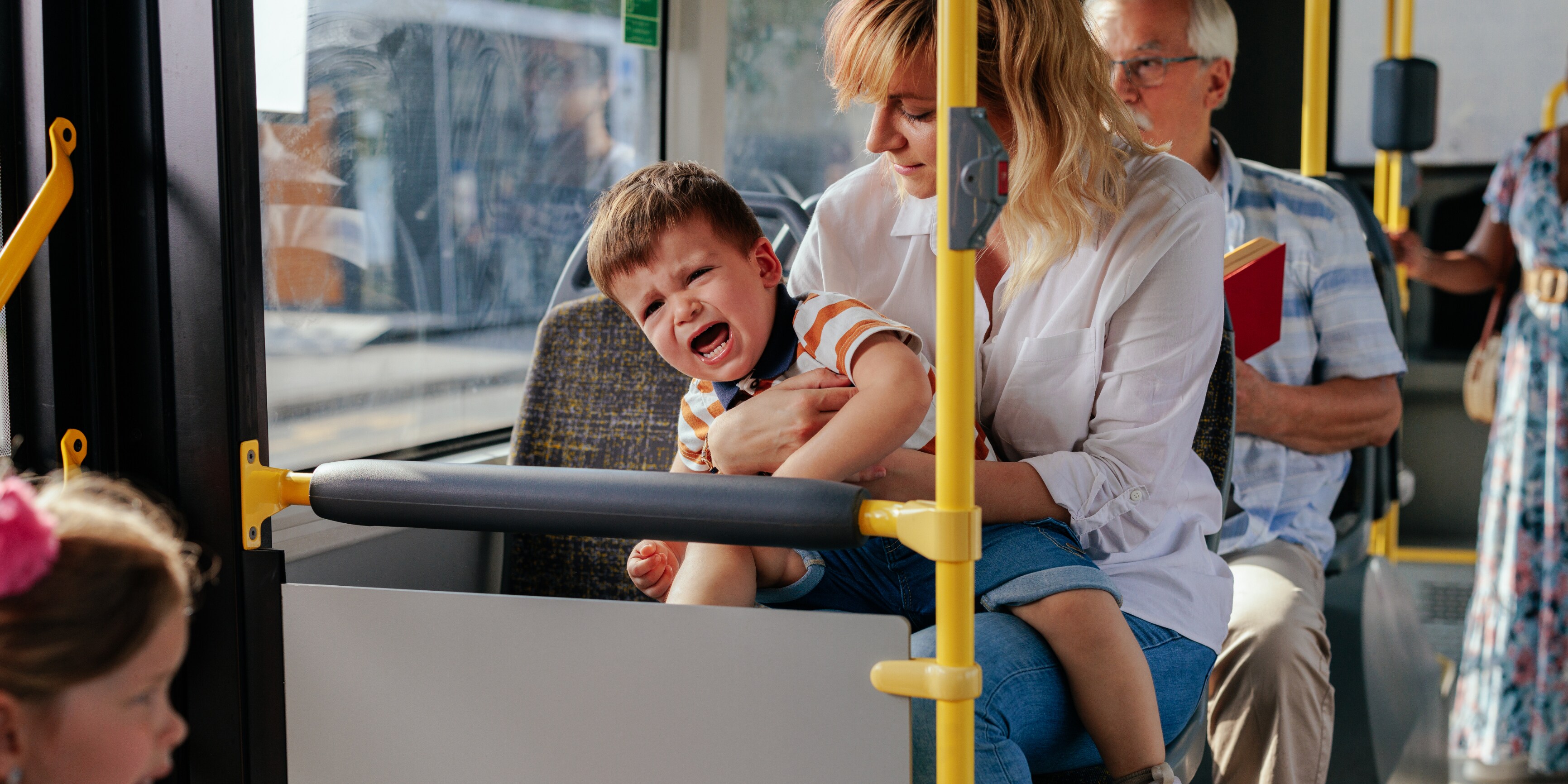 andere fahrgäste protestieren - fahrer schmeißt mutter mit schreiendem kleinkind aus dem bus