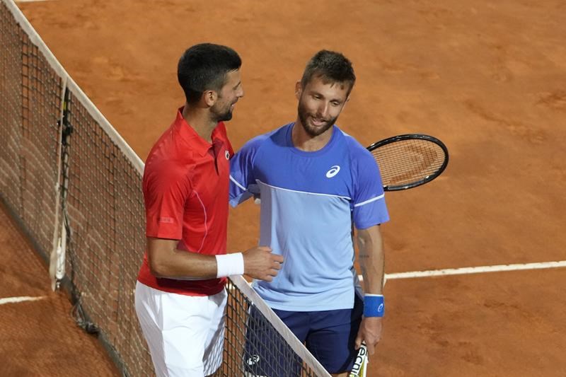 djokovic needs medical attention after getting knocked on the head by a water bottle at italian open