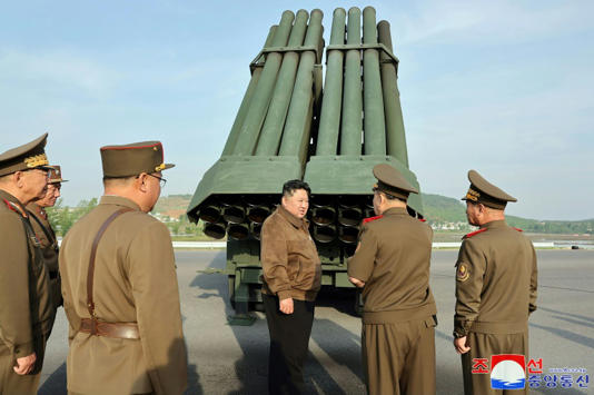 صورة مؤرخة 10 أيار/مايو 2024 للزعيم الكوري الشمالي كيم جونغ أون يتفقد أنظمة راجمات صاروخية من عيار 240 ملم