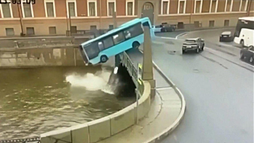 Russian bus plunges into river, killing passengers