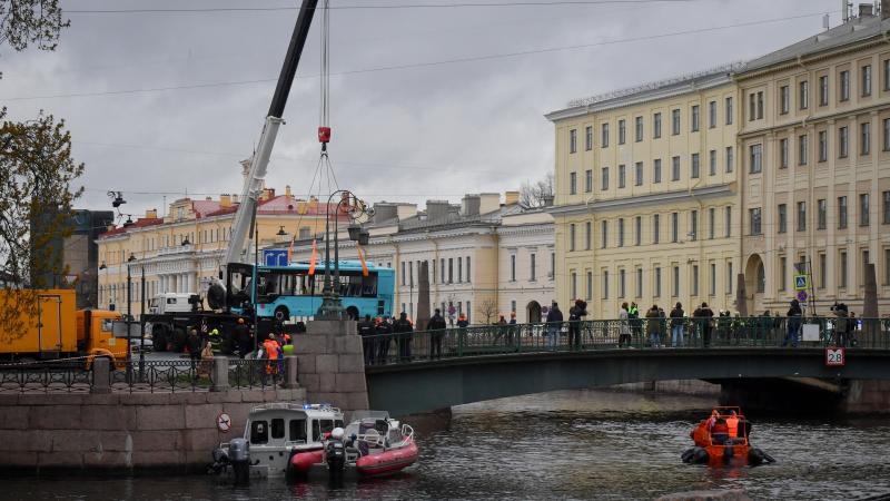 chute d’un bus dans une rivière à saint-pétersbourg : le bilan grimpe à sept morts