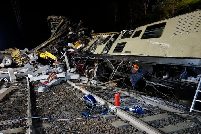 tragico scontro tra treno merci e passeggeri: oltre 13 morti