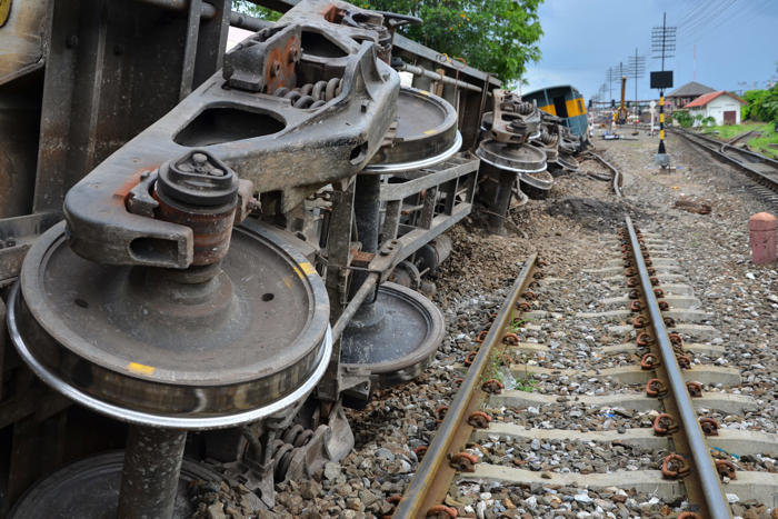 tragico scontro tra treno merci e passeggeri: oltre 13 morti