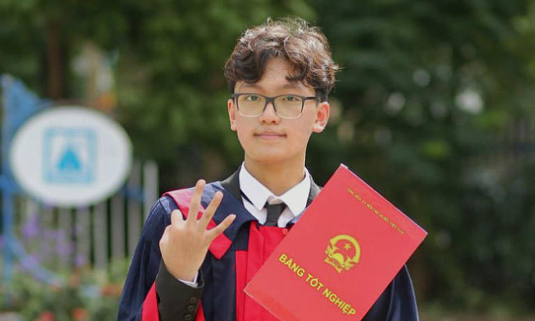 Hanoi student wins scholarships to top Singapore universities