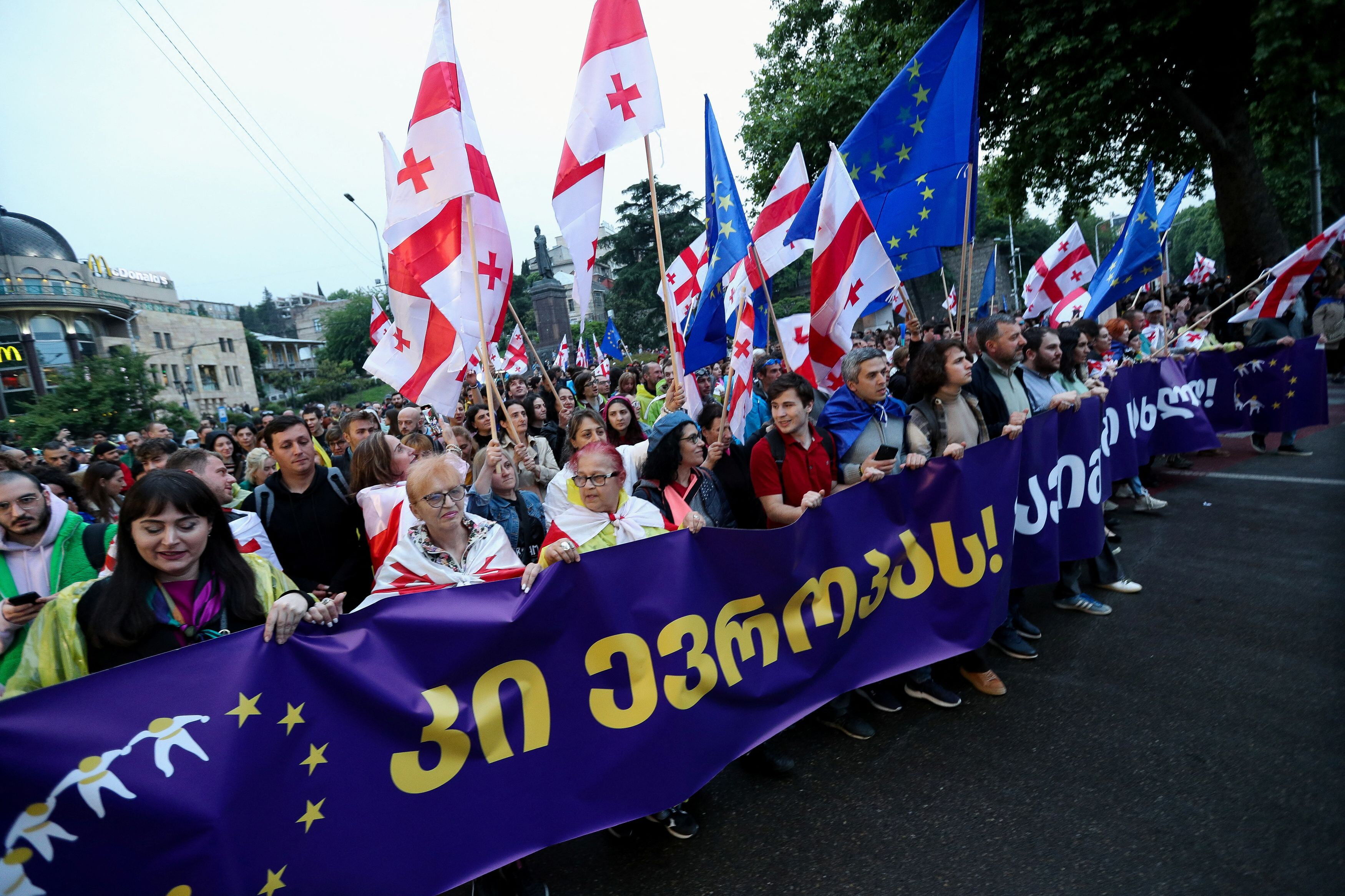 géorgie : des milliers d’opposants à la loi sur l’«influence étrangère» descendus dans la rue