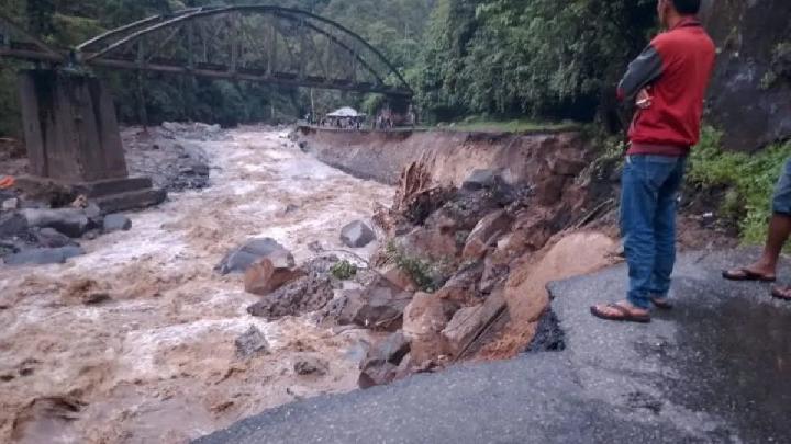 Banjir Bandang Di Agam Dan Tanah Datar Sumbar Sebabkan Jalan Nasional ...