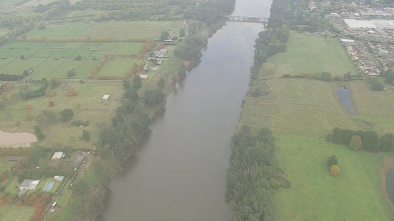 Warragamba Dam spills amid flood warnings for parts of NSW