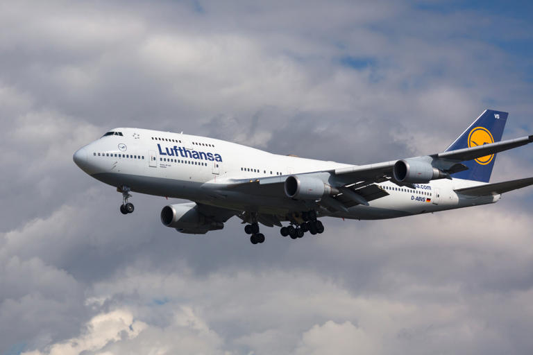 Lufthansa Boeing 747-8 Turns Back Over The Atlantic Following Electrical Odor