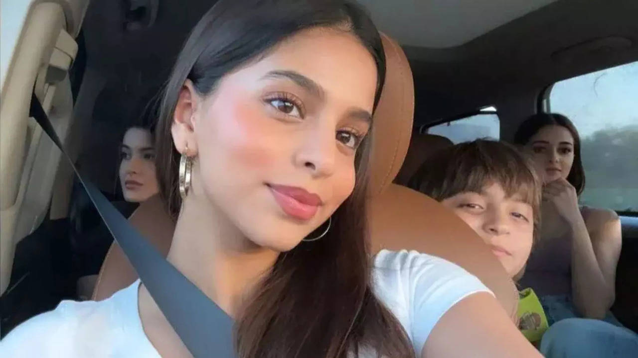 Suhana Khan Cutely Cheers For KKR With Juhi Chawla, Ananya Panday ...