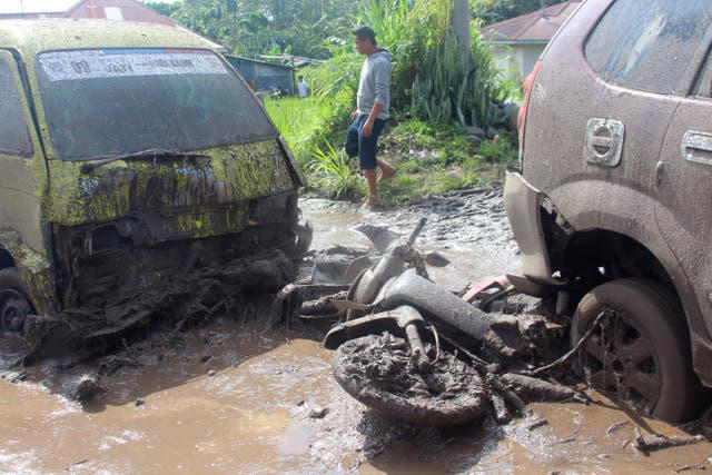 fifteen killed in flash floods caused by heavy rain and cold lava flow