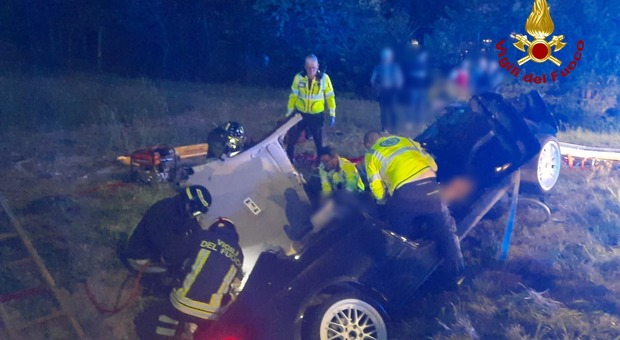 Cervarese Santa Croce. Auto Esce Di Strada E Finisce Nel Fosso: Tre ...