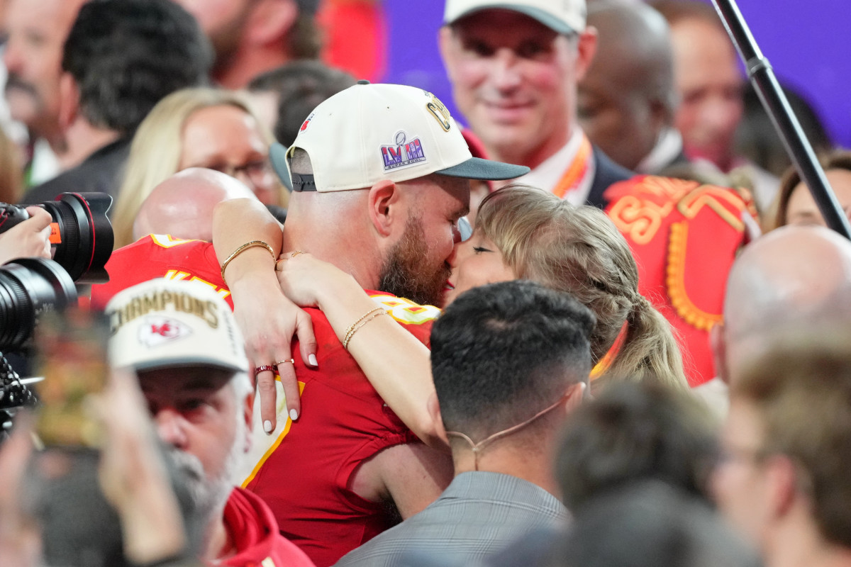 Kansas City Chiefs tight end Travis Kelce (87) kisses Recording artist Taylor Swift Kyle Terada-USA TODAY Sports