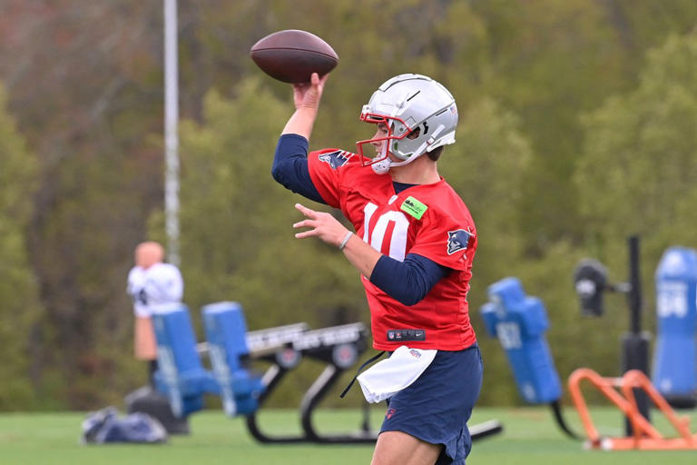 Drake Maye gets pointed message from Patriots coach Jerod Mayo during