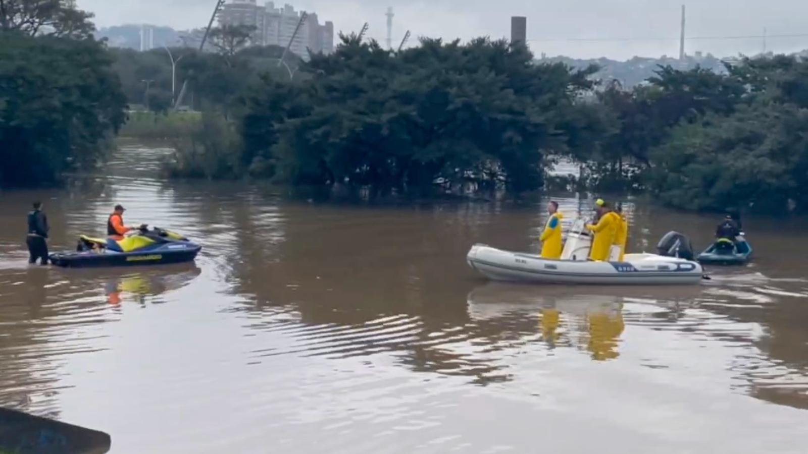 Así ayudan los rescatistas tras las fuertes inundaciones en Brasil