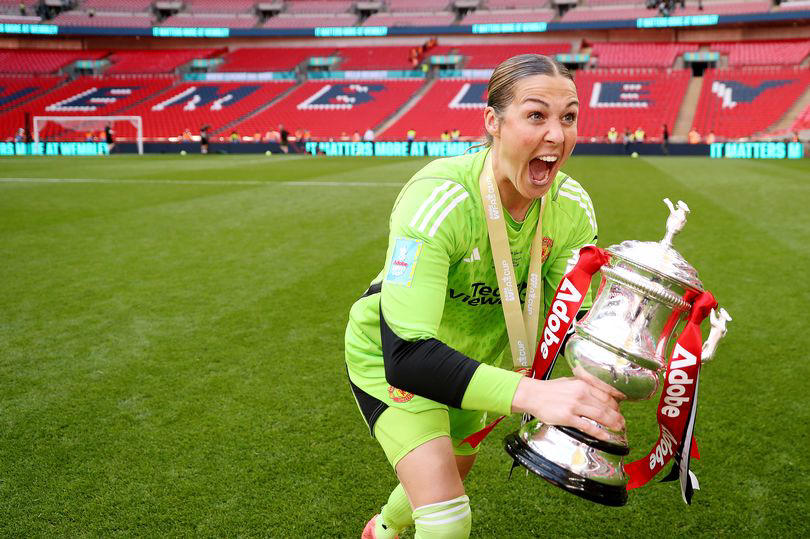mary earps leaves man utd to become highest-paid goalkeeper in world