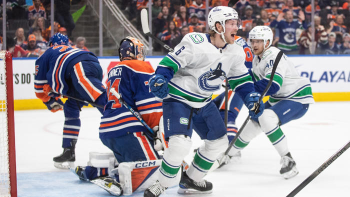 boeser scores twice, canucks hold off oilers for game 3 win